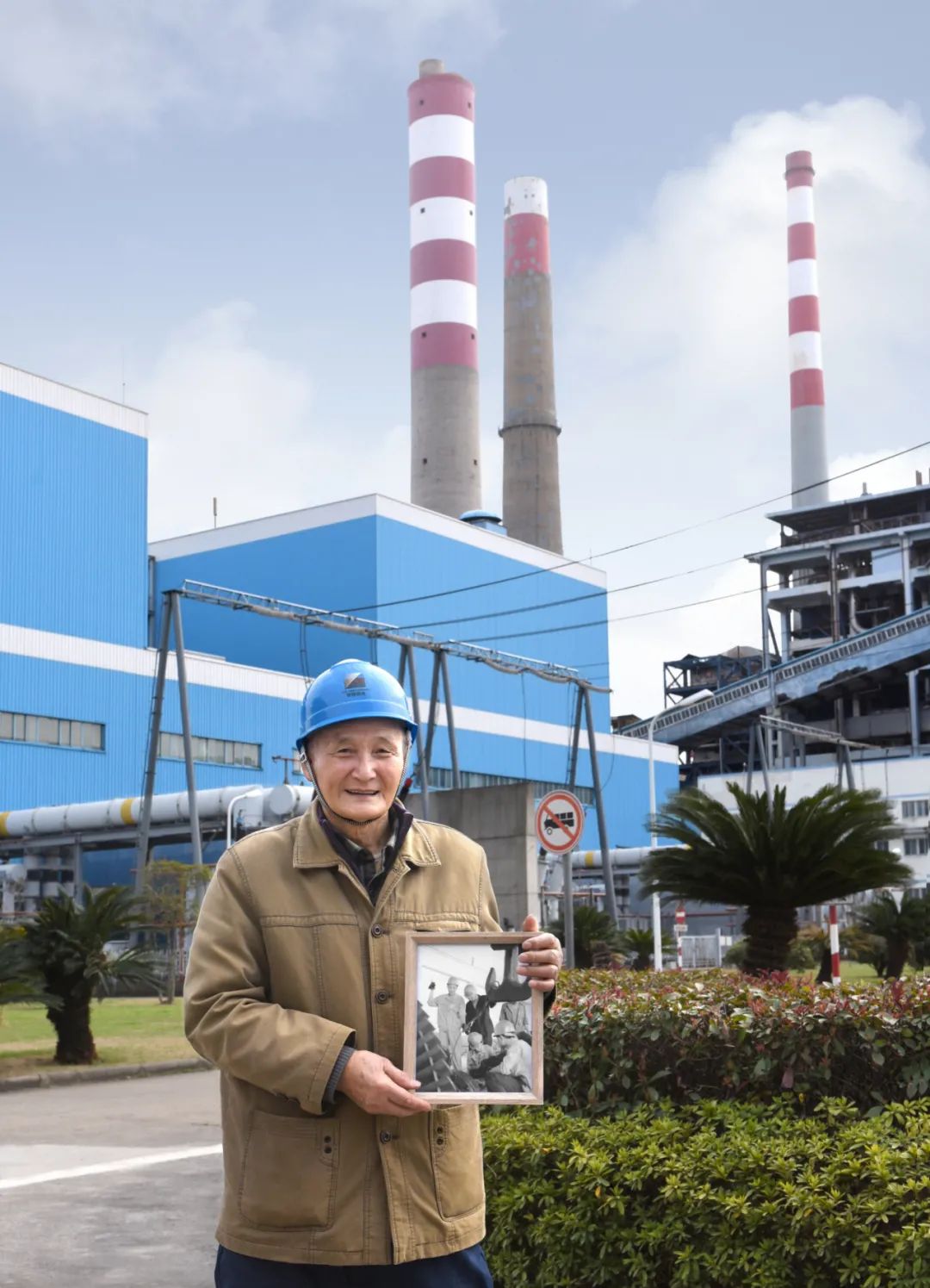 1993年8月,时任电厂汽机检修起重班班长的张学浩,正在三号机组检修