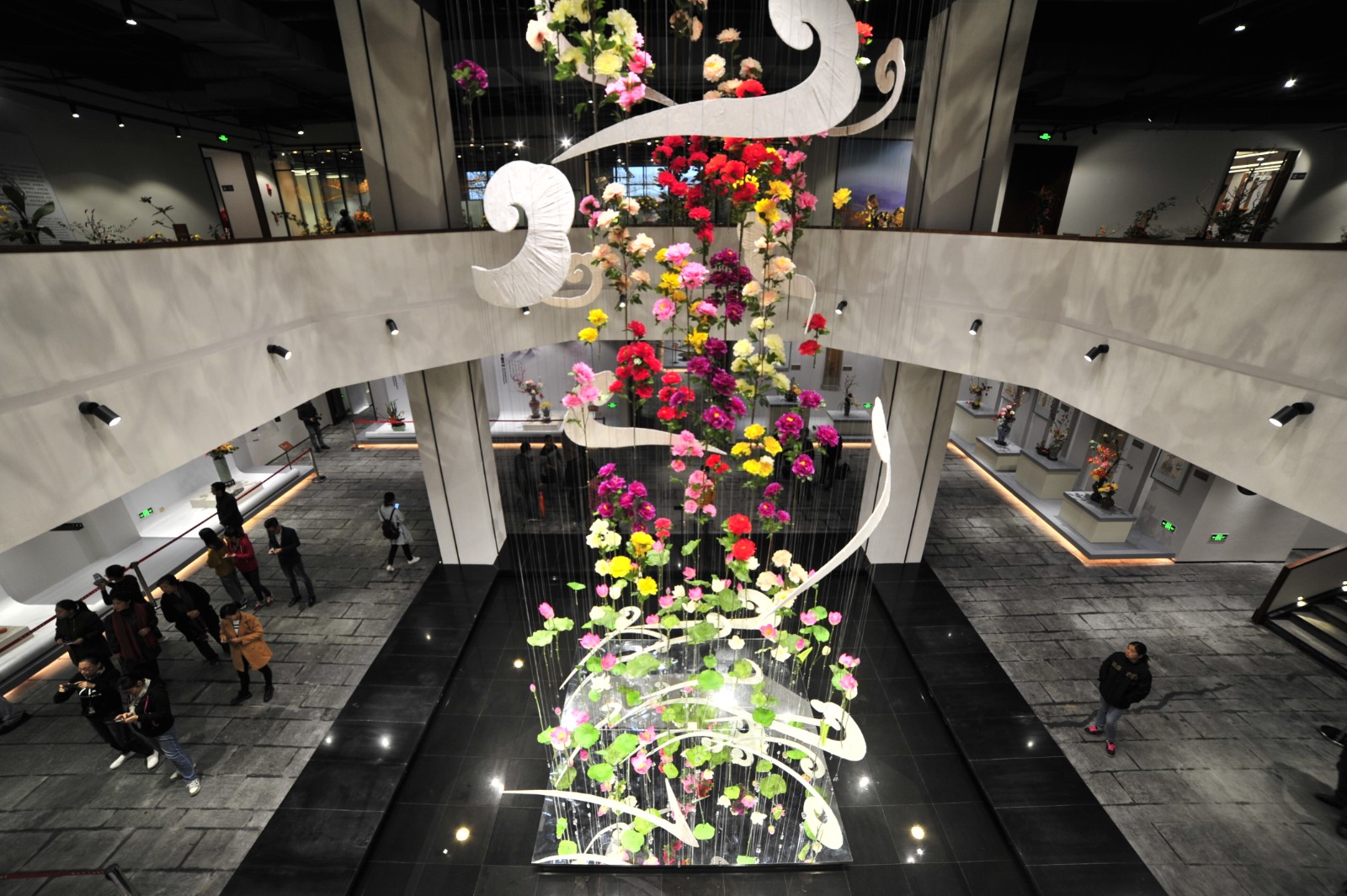 展厅中央高达9米的大型插花作品《富贵清廉》.JPG