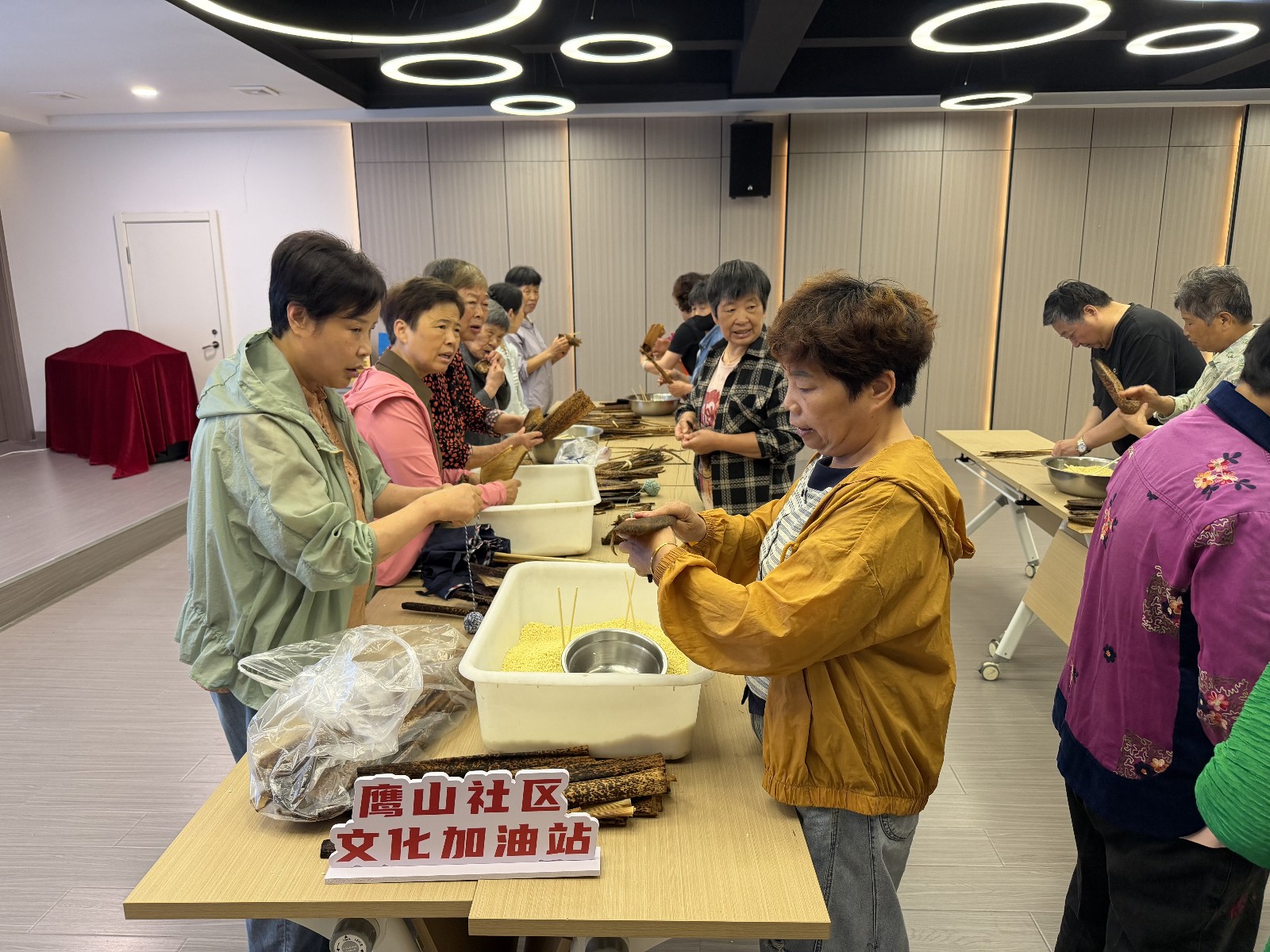 6月9日，戚家山街道鹰山社区文化加油站开设包粽子课程。_proc.jpg