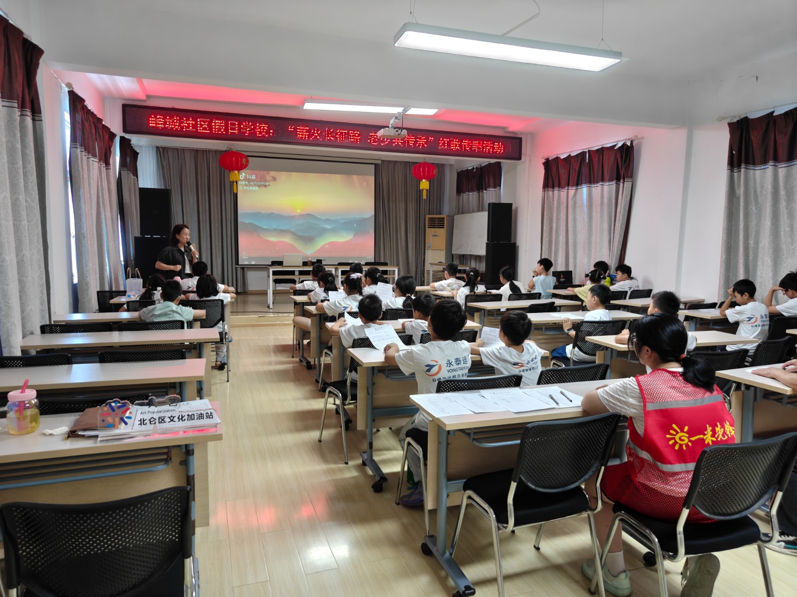 7月15日，白峰街道峰城社区文化加油站开设合唱课程。.jpg