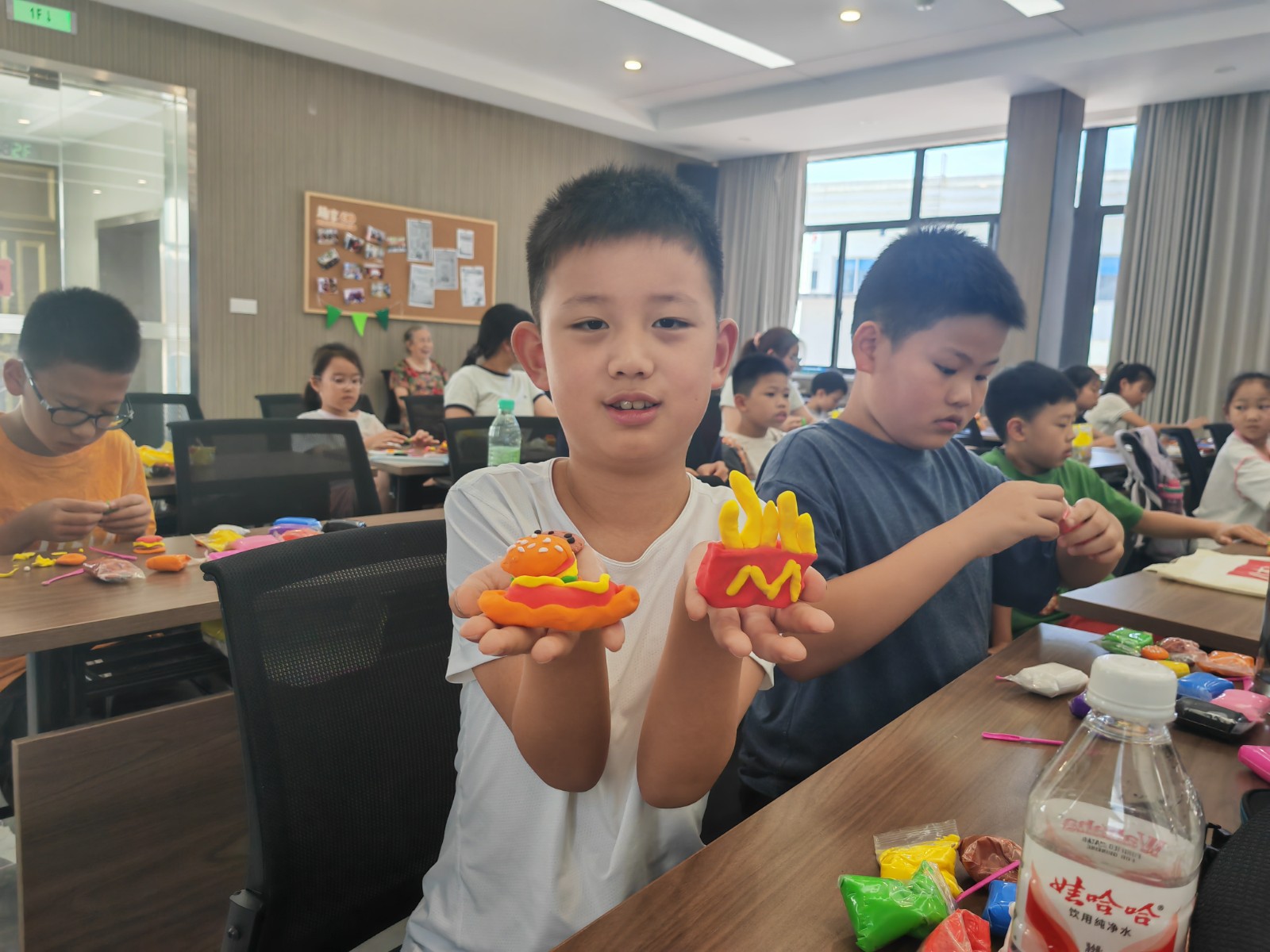 7月6日，新碶街道芝兰社区文化加油站开设超轻泥土制作课程。.jpg
