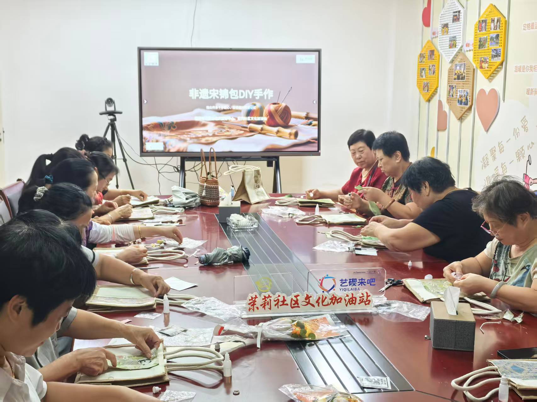 7月27日，新碶街道茉莉社区文化加油站开设包包DIY课程。.jpg