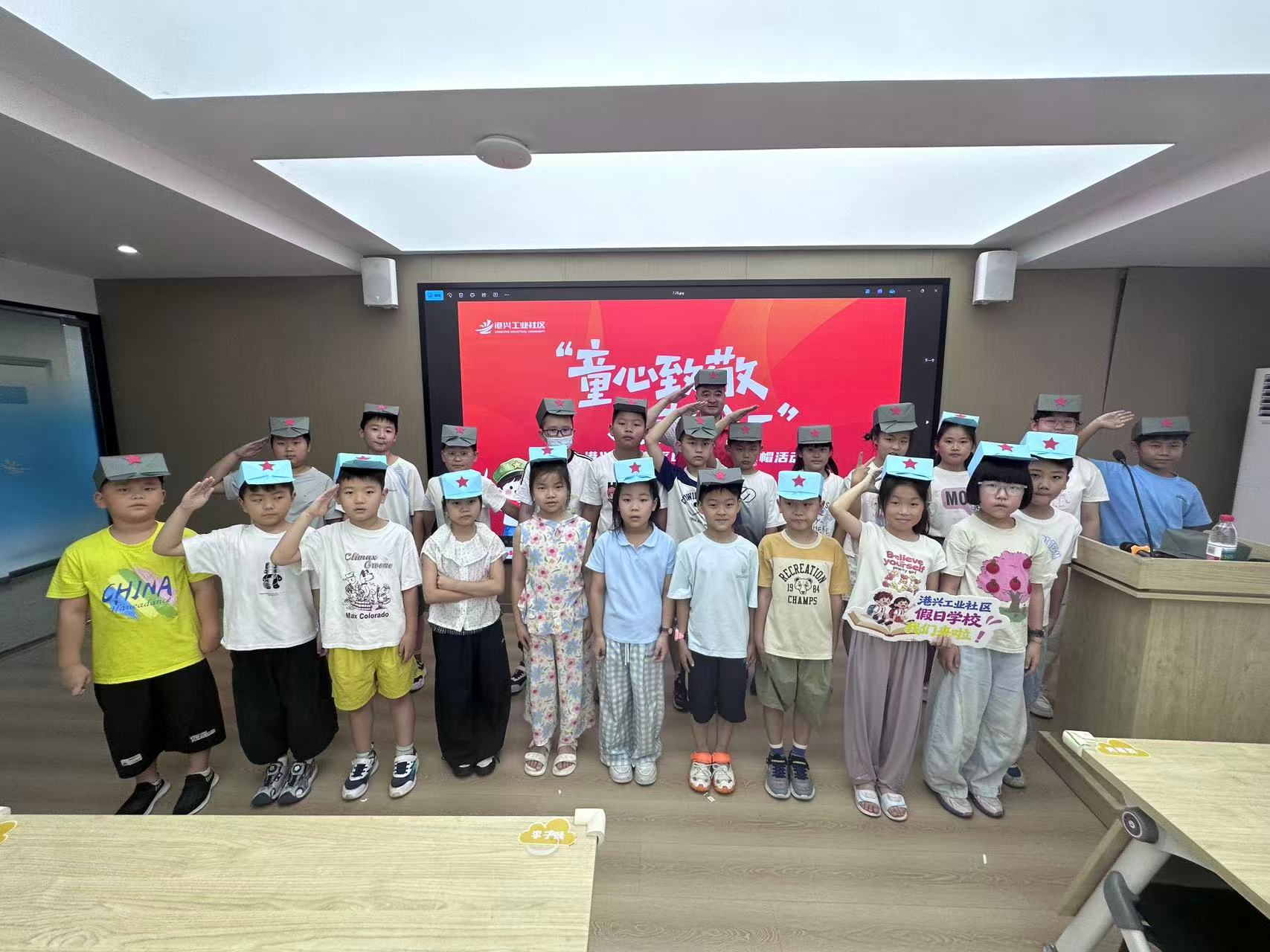 7月28日，新碶街道港兴工业社区文化加油站开设折纸课程。.jpg