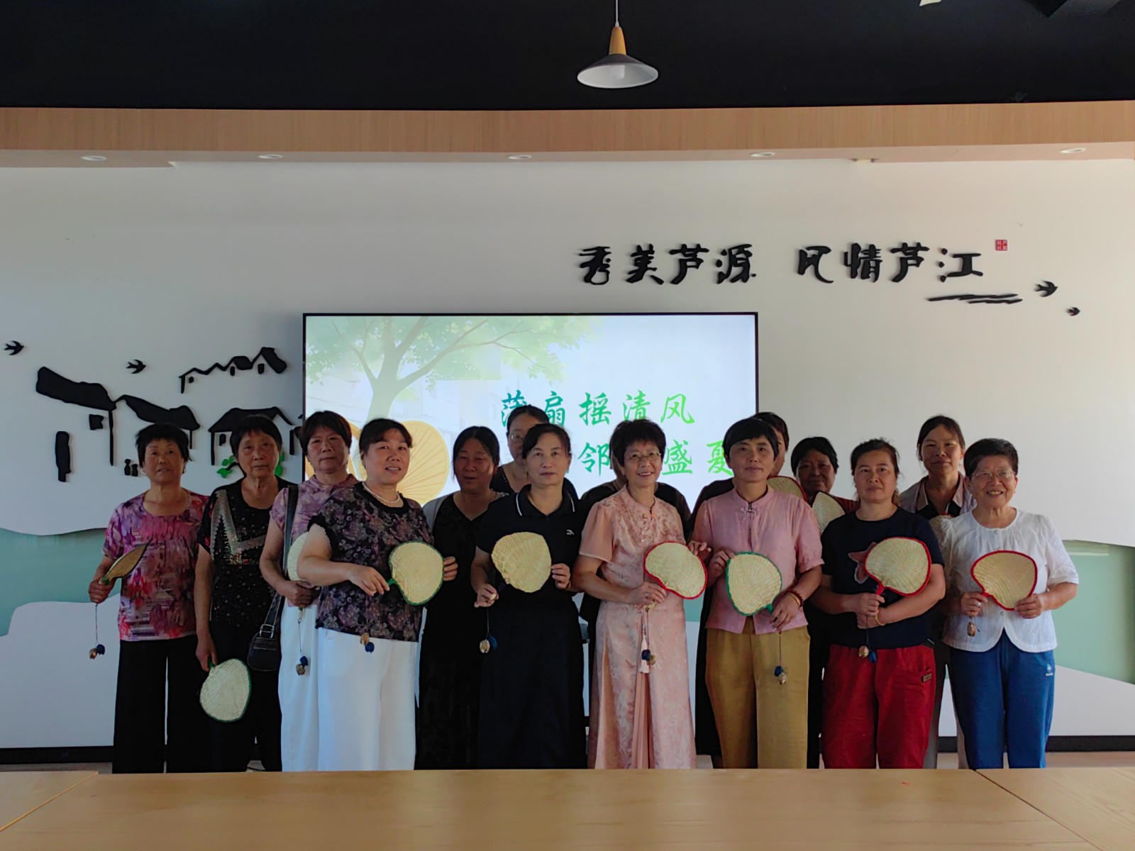 7月15日，柴桥街道芦源社区文化加油站开设蒲扇制作课程。.jpg