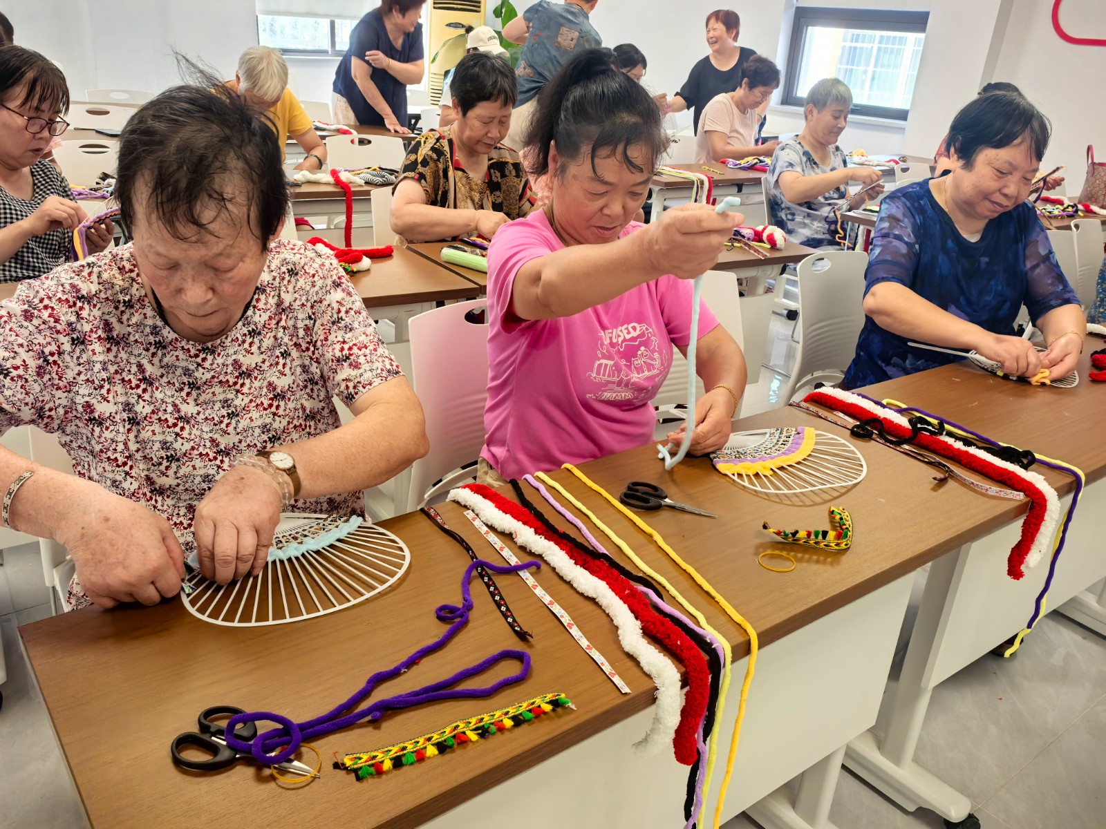 7月22日，戚家山街道渡头社区文化加油站开设扇子制作课程。.jpg