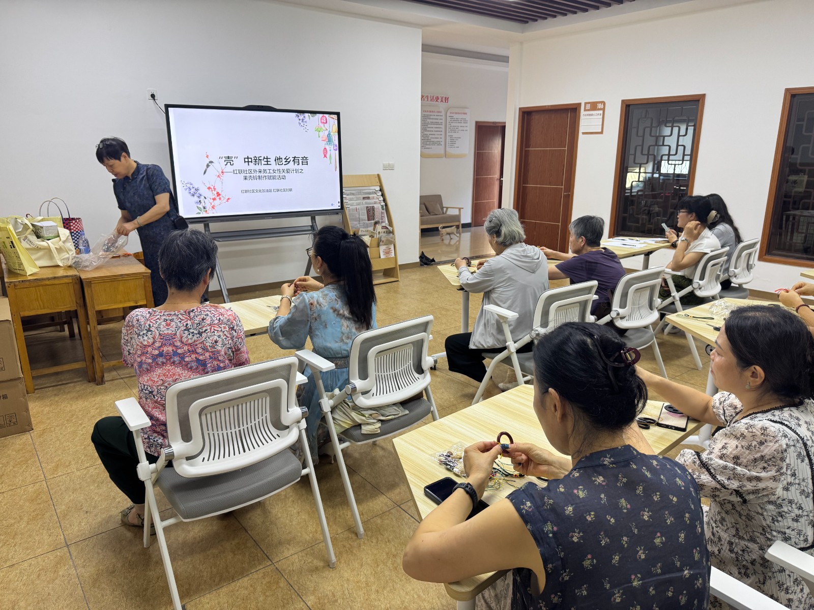 7月23日，小港街道红联社区文化加油站开设果壳铃制作课程。.jpg