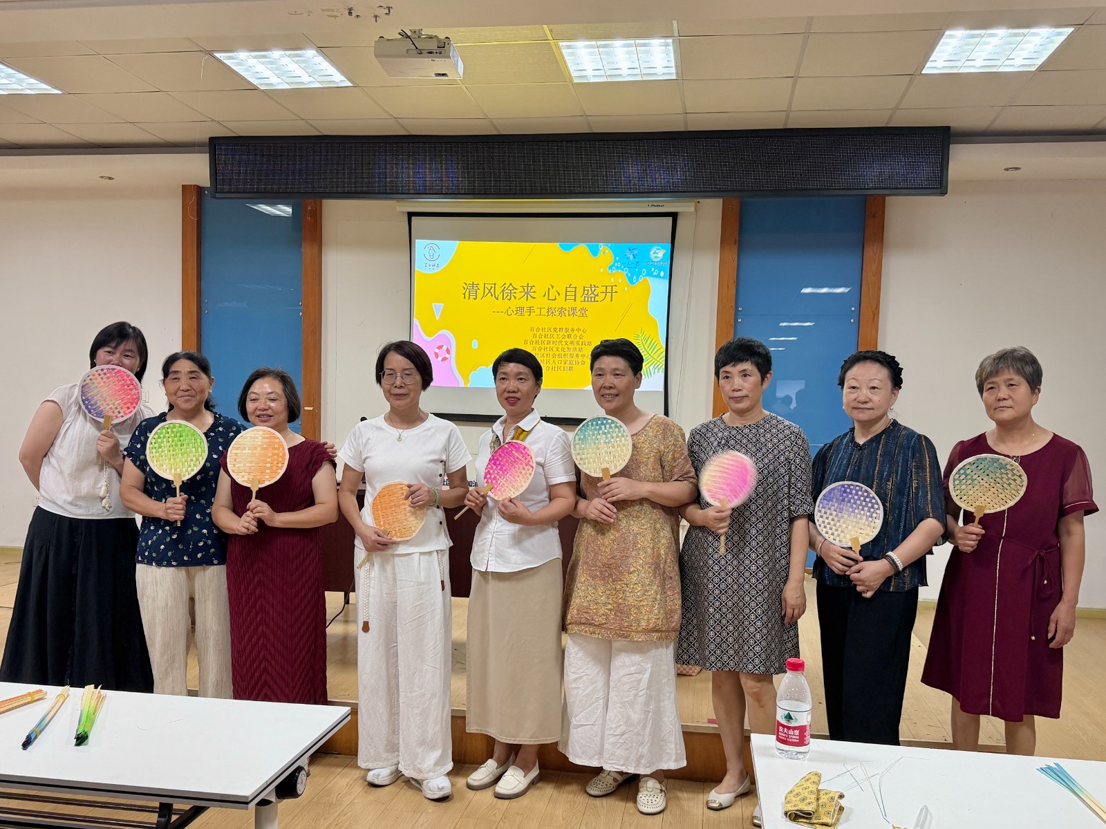 7月23日，新碶街道百合社区文化加油站开设竹扇编织课程。.jpg