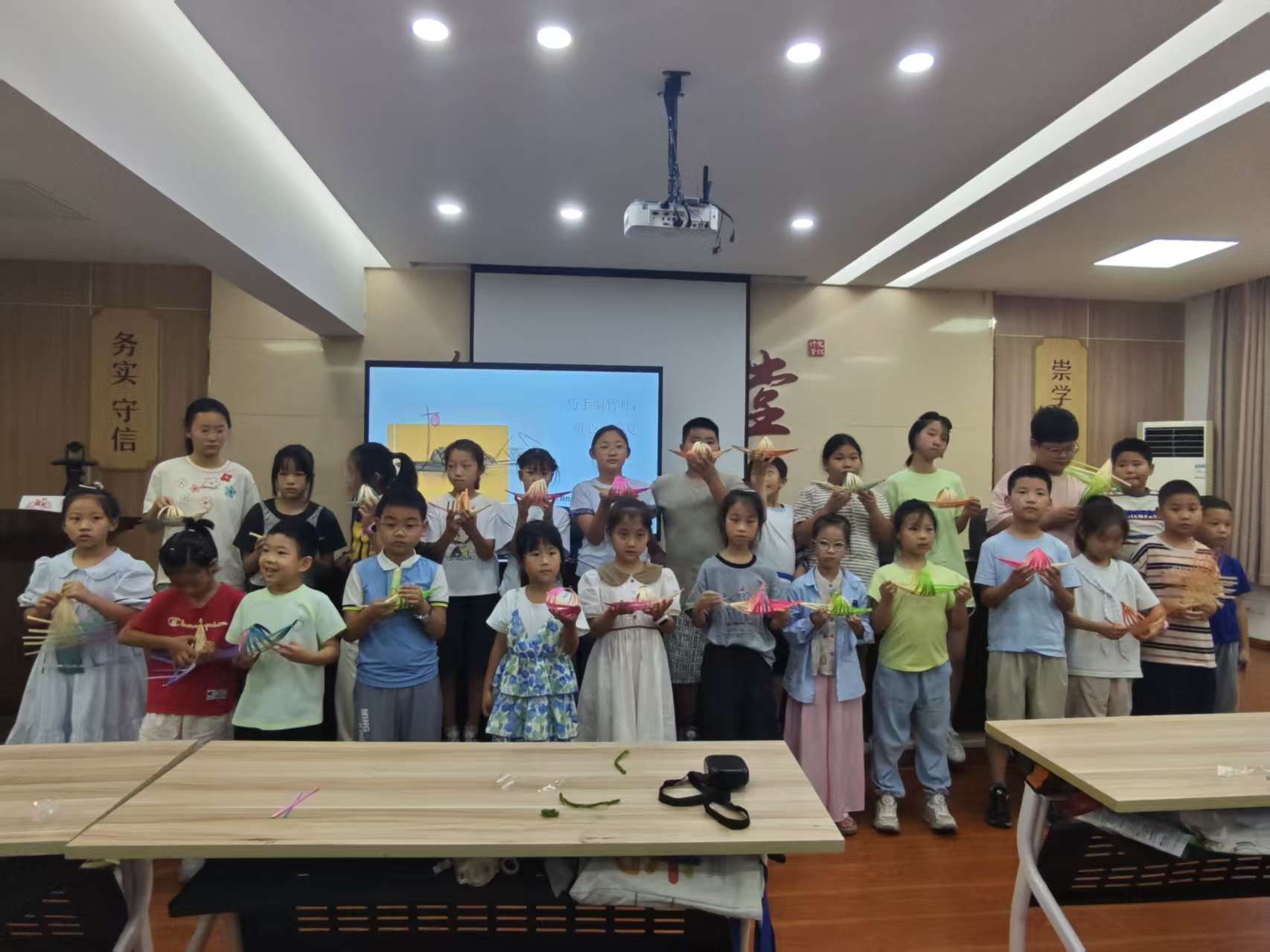 7月24日，大碶街道太白社区文化加油站开设竹船编织课程。.jpg