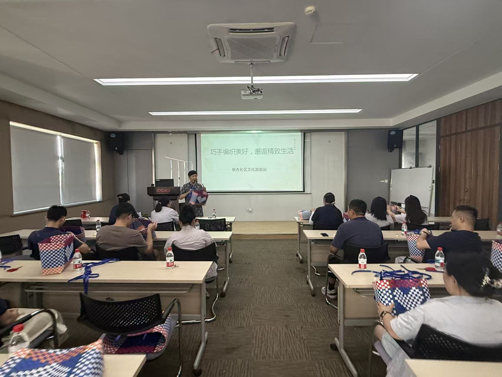 7月30日，新碶街道银杏社区文化加油站开设手工制作课程。.jpg