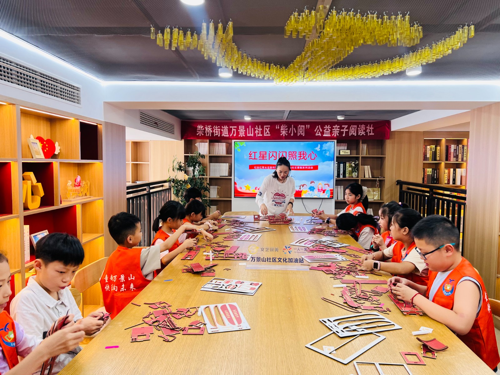 7月22日，柴桥街道万景山社区文化加油站开设手工制作课程。.jpg