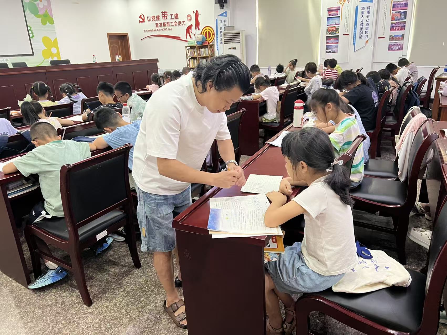 7月15日，小港街道山下社区文化加油站开设硬笔书法课程。.jpg