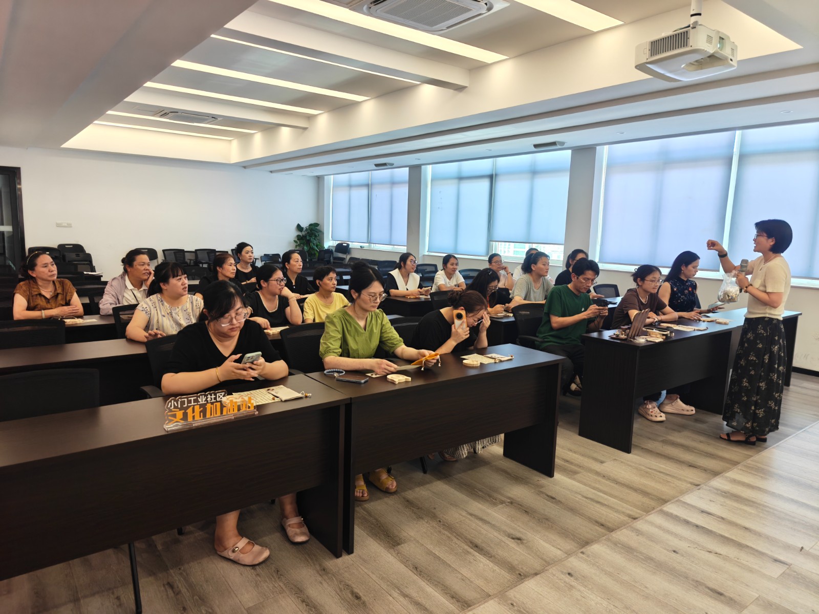 7月24日，白峰街道小门工业社区文化加油站开设手串制作课程。.jpg